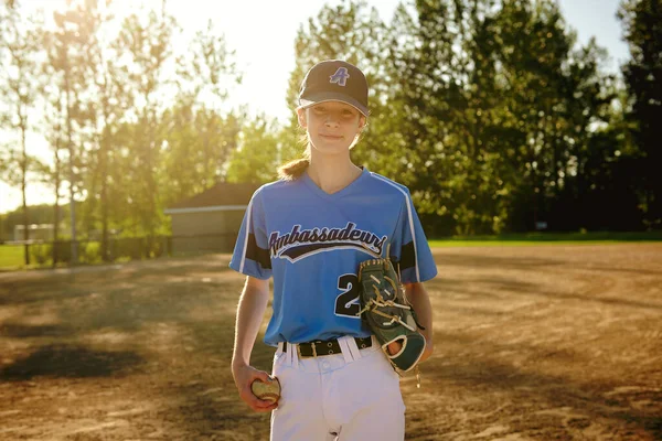 A children girl baseball players standing on the playground — Stock Photo, Image