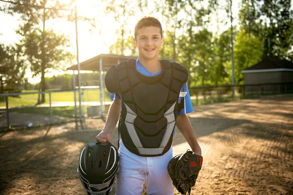 Děti baseballový chytač hráčů stojící na hřišti — Stock fotografie