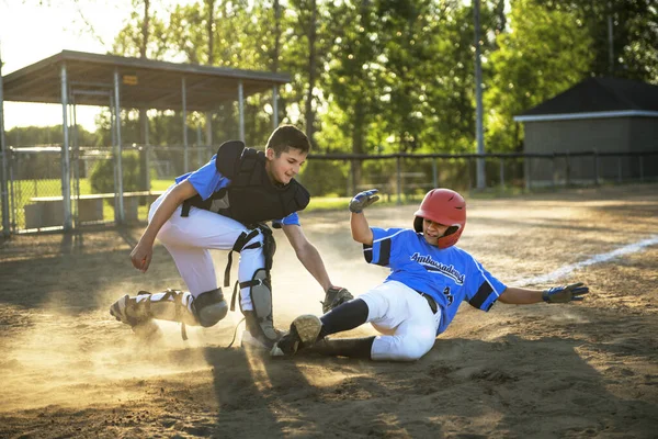 Groupe de joueurs de baseball jouent ensemble sur le terrain de jeu — Photo