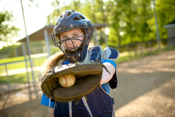 Egy baseball játékos áll a játszótéren. — Stock Fotó