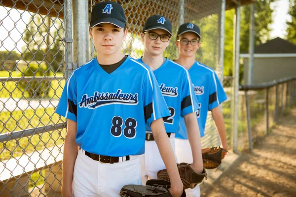 Grupp av basebollspelare står tillsammans på lekplatsen — Stockfoto