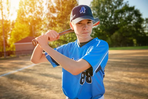 En basebollspelare står på lekplatsen — Stockfoto