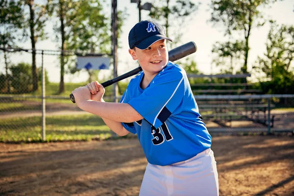Ett barn basebollspelare som håller slagträ på lekplatsen — Stockfoto