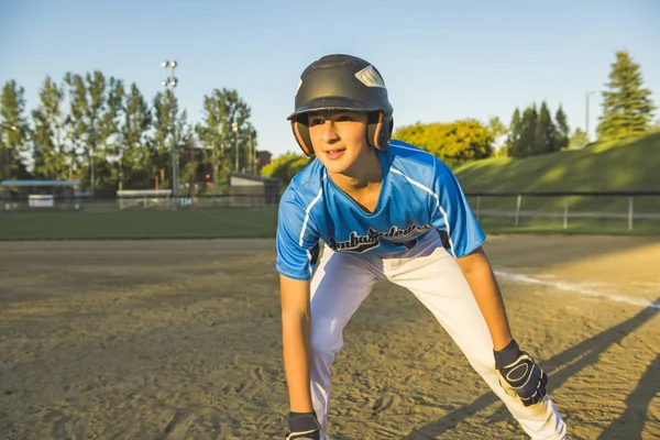 Uma criança jogadores de beisebol em pé no parque infantil — Fotografia de Stock