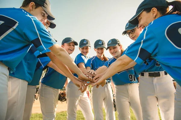 Baseball játékosok csoportja áll össze a játszótéren kézünnepléssel — Stock Fotó