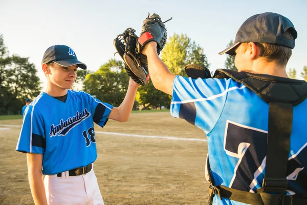 Två barn baseball spelare står tillsammans på lekplatsen — Stockfoto