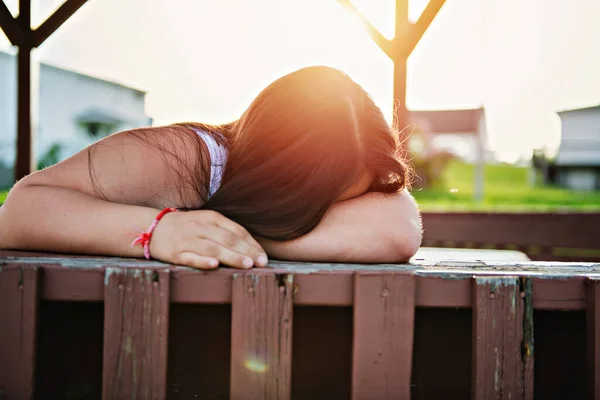 Un ritratto di trisomie 21 ragazza adulta fuori al tramonto piangendo — Foto Stock