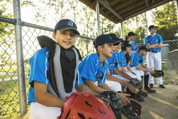 Grupo de jogadores de beisebol juntos no parque infantil — Fotografia de Stock