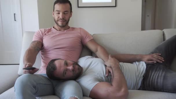 Porträt eines netten homosexuellen Paares zu Hause — Stockvideo