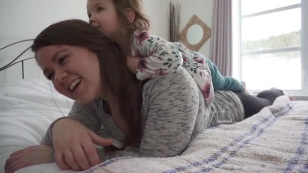 A Mother and daughter enjoy in bed at home — Stock Video