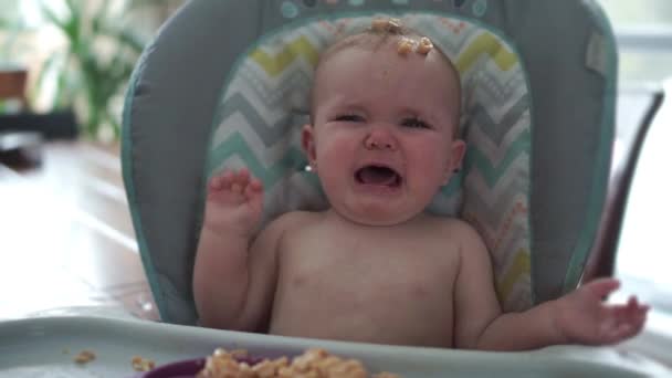 Маленька дитина їсть її вечерю і робить безлад — стокове відео
