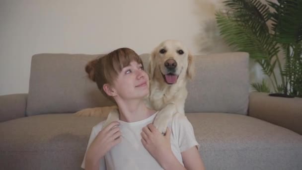 Adolescente chica con su dorado retreiver perro — Vídeos de Stock