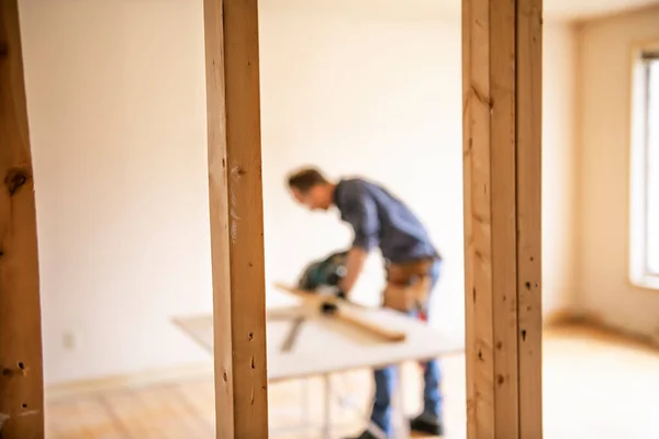 Un trabajador en la renovación del taller de carpintería —  Fotos de Stock