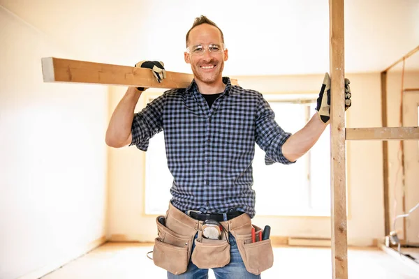 Ein Arbeiter in der Tischlerwerkstatt renoviert Holz — Stockfoto