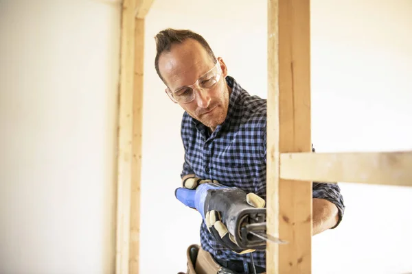 Un homme travailleur dans la rénovation de la salle de travail du menuisier — Photo