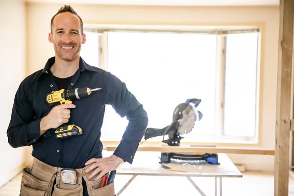 Un trabajador en la renovación del taller de carpintería —  Fotos de Stock