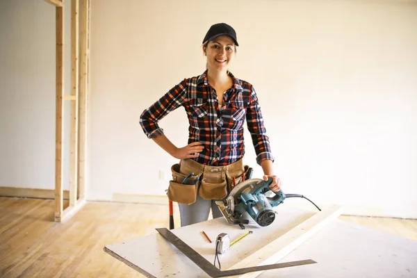 Женщина-работница в мастерской плотника ремонт — стоковое фото