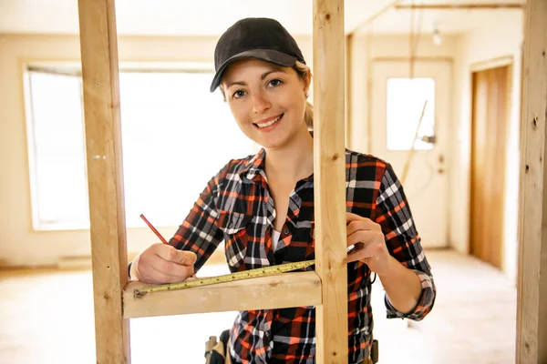 Uma mulher trabalhadora na renovação da sala de trabalho do carpinteiro — Fotografia de Stock
