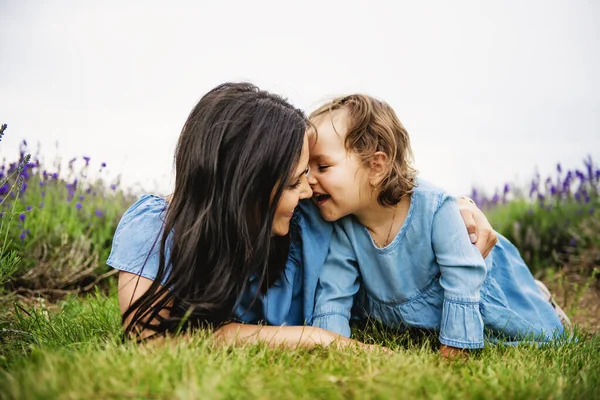 Família feliz mãe e filha se divertindo no campo de lavanda — Fotografia de Stock