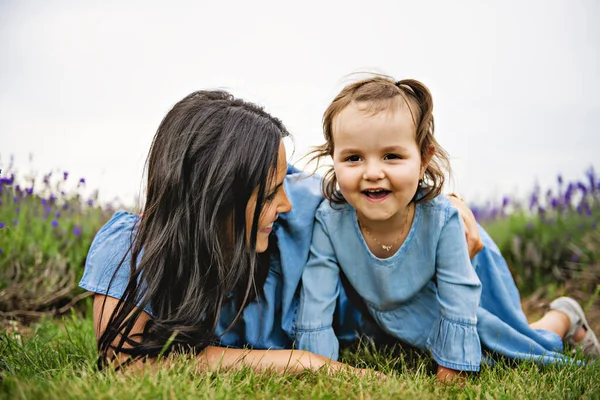 Família feliz mãe e filha se divertindo no campo de lavanda — Fotografia de Stock