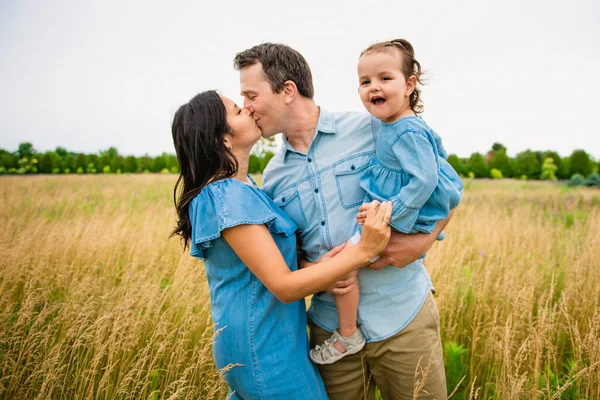 Portrait of a happy young family in the countryside — Stock Photo, Image