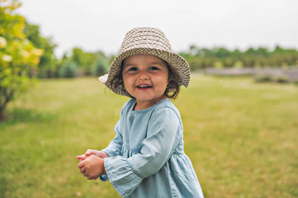Enfant dans un champ de lavande. Enfant heureux dans la nature. — Photo
