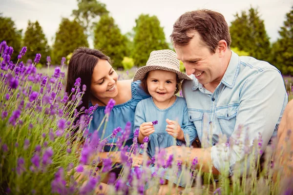Lycklig familj mor, far och dotter har kul i lavendel fält — Stockfoto