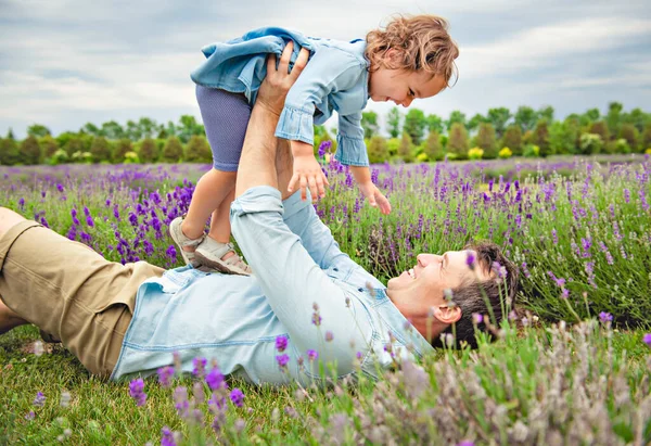 Felice padre di famiglia e figlia divertirsi nel campo di lavanda — Foto Stock