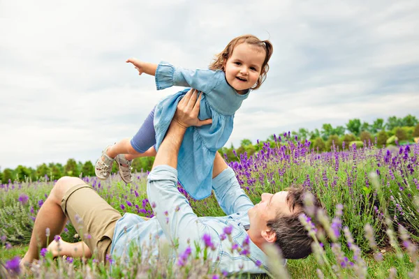Šťastný rodinný otec a dcera baví v levandulovém poli — Stock fotografie