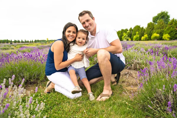 Lycklig familj mor, far och dotter har kul i lavendel fält — Stockfoto