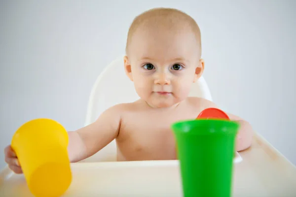 Bebek bebek plastik renkli camla oynuyor. — Stok fotoğraf