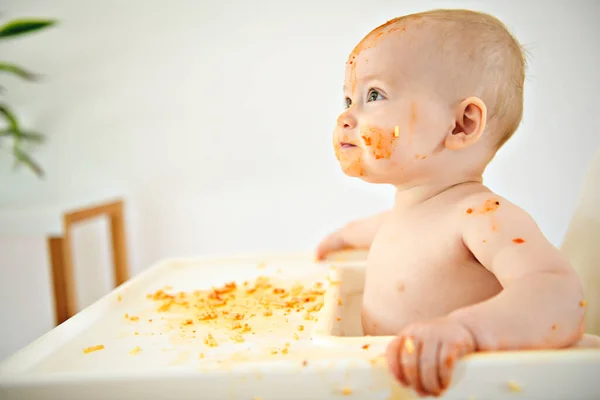 A Little baby eating her dinner and making a mess — Stock Photo, Image