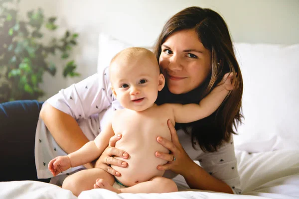 Una madre e un bambino a letto si divertono — Foto Stock