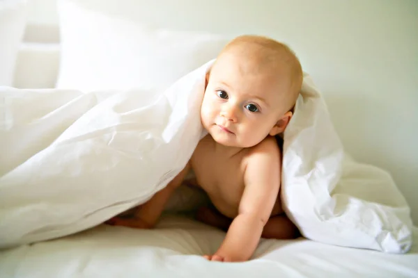 침대에서 기저귀를 찬 행복 한 아기가 — 스톡 사진