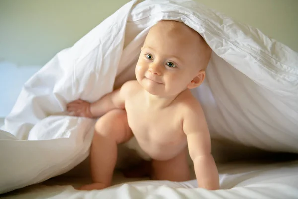침대에서 기저귀를 찬 행복 한 아기가 — 스톡 사진