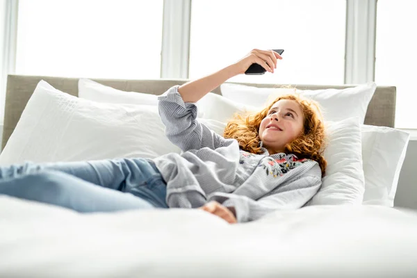 Una rossa giovane ragazza adolescente sul suo letto — Foto Stock