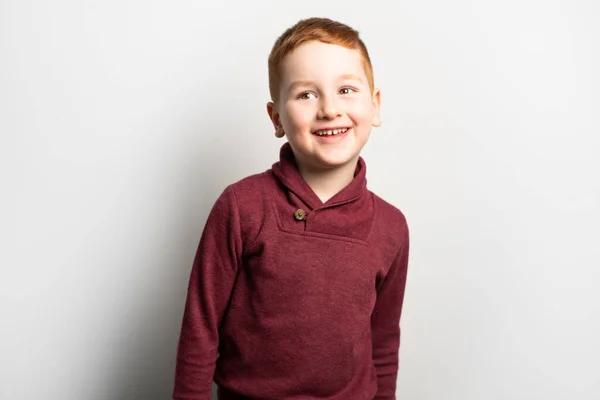 Симпатичный рыжий мальчик на белом фоне студии — стоковое фото
