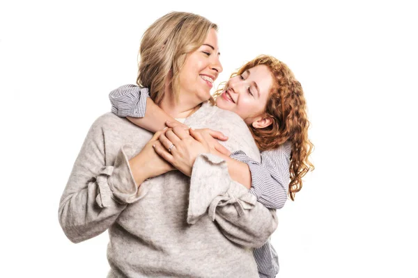 Belle fille de tête de lecture avec sur fond blanc studio avec sa mère — Photo