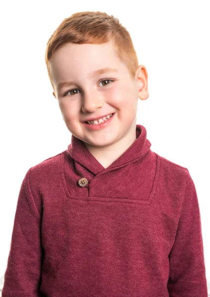Ένα χαριτωμένο κοκκινομάλλικο αγόρι στο στούντιο λευκό φόντο — Φωτογραφία Αρχείου
