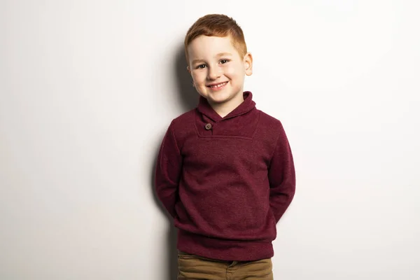Симпатичный рыжий мальчик на белом фоне студии — стоковое фото