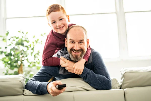 Padre con pelirroja niño sentarse en el sofá en casa — Foto de Stock