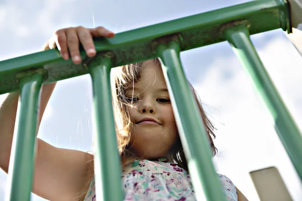 Un portrait de trisomie 21 enfant fille dehors avoir du plaisir sur un parc — Photo