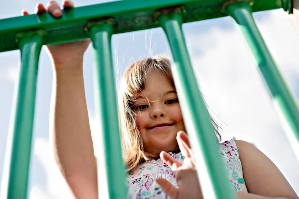 Portrét trisomie 21 dítě dívka venku baví v parku — Stock fotografie