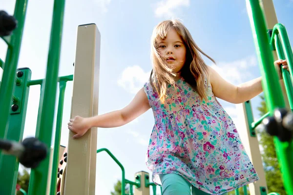 Un portrait de trisomie 21 enfant fille dehors avoir du plaisir sur un parc — Photo