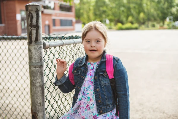 Un ritratto di trisomie 21 bambina fuori su un parco giochi della scuola — Foto Stock