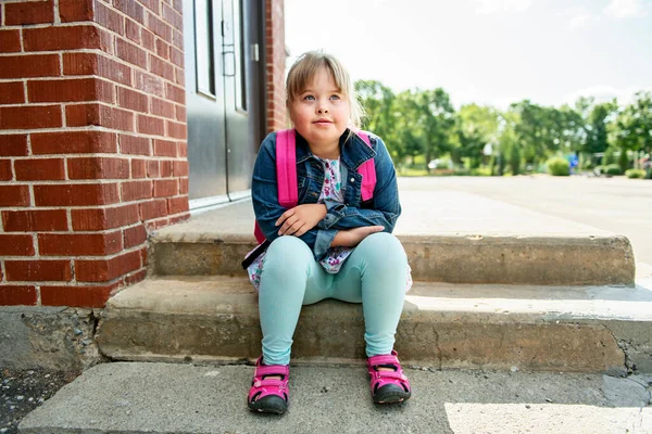 Un ritratto di trisomie 21 bambina fuori su un parco giochi della scuola — Foto Stock