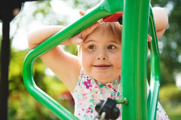 Un portrait de trisomie 21 enfant fille dehors avoir du plaisir sur un parc — Photo