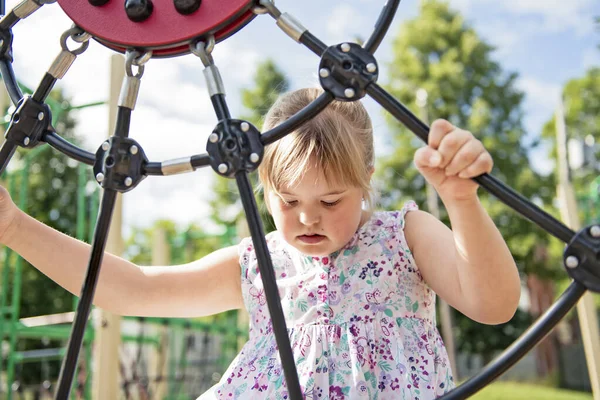Portrét trisomie 21 dítě dívka venku baví v parku — Stock fotografie
