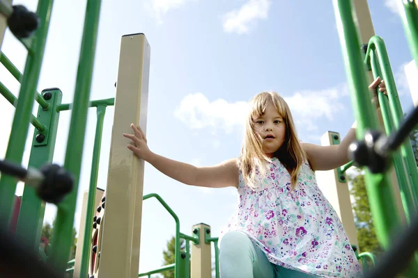 Un portrait de trisomie 21 enfant fille dehors avoir du plaisir sur un parc — Photo