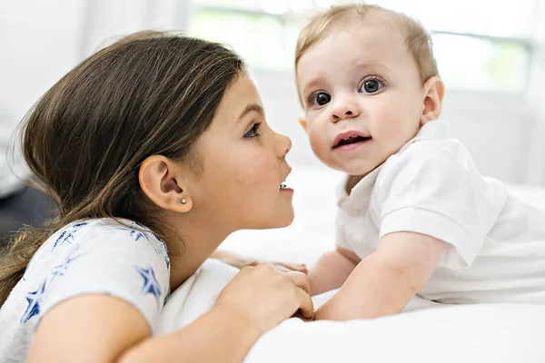 Menina criança e irmão Boyhaving grande momento no quarto — Fotografia de Stock